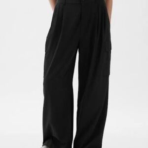 Gap-fit Women’s High Rise Runaround Jogger 4 way stretch beige Size Small  NEW